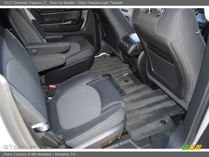 Silver Ice Metallic / Dark Titanium/Light Titanium 2017 Chevrolet Traverse LT
