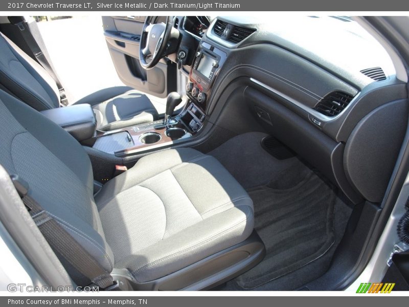 Silver Ice Metallic / Dark Titanium/Light Titanium 2017 Chevrolet Traverse LT