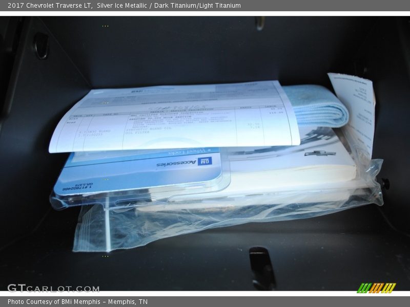 Silver Ice Metallic / Dark Titanium/Light Titanium 2017 Chevrolet Traverse LT