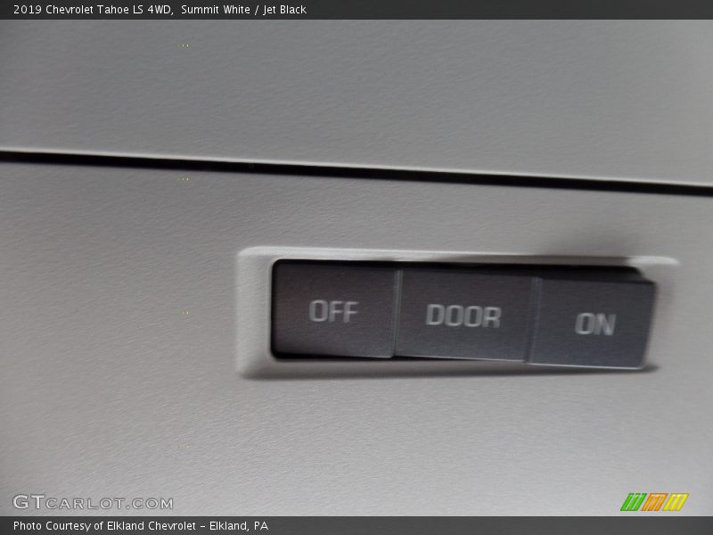 Summit White / Jet Black 2019 Chevrolet Tahoe LS 4WD