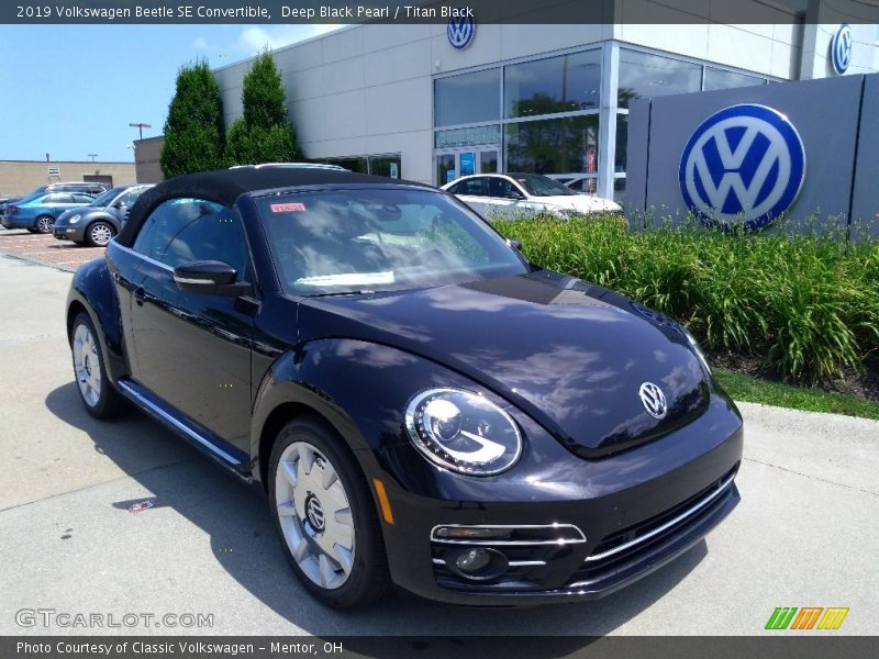 Front 3/4 View of 2019 Beetle SE Convertible