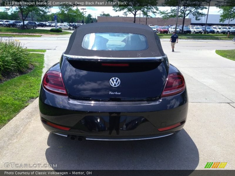 Deep Black Pearl / Titan Black 2019 Volkswagen Beetle SE Convertible