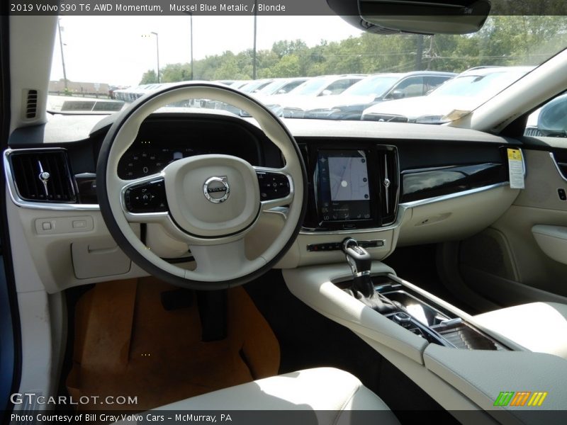 Front Seat of 2019 S90 T6 AWD Momentum