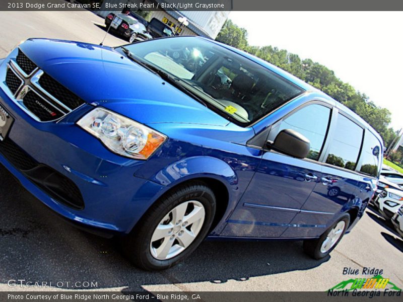 Blue Streak Pearl / Black/Light Graystone 2013 Dodge Grand Caravan SE