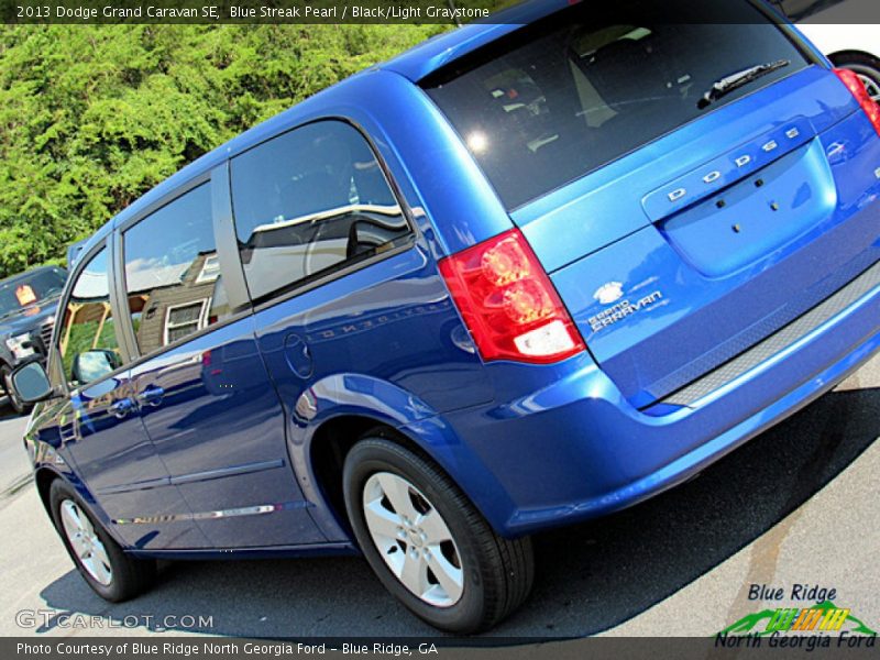 Blue Streak Pearl / Black/Light Graystone 2013 Dodge Grand Caravan SE