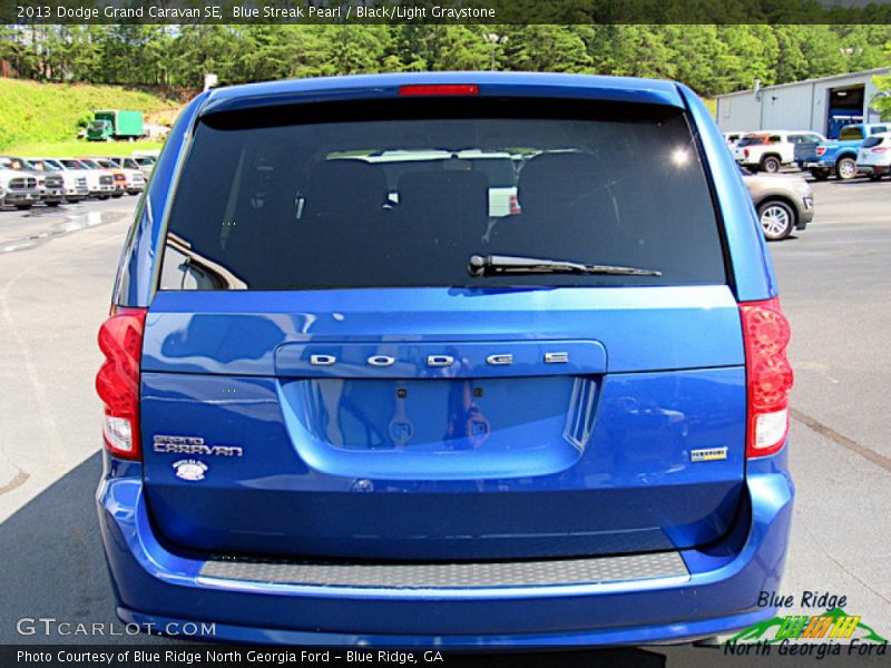 Blue Streak Pearl / Black/Light Graystone 2013 Dodge Grand Caravan SE