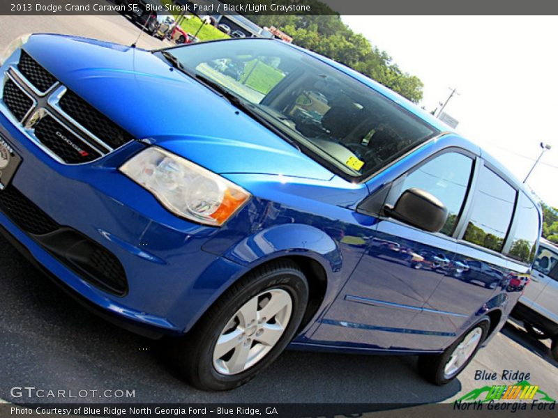 Blue Streak Pearl / Black/Light Graystone 2013 Dodge Grand Caravan SE