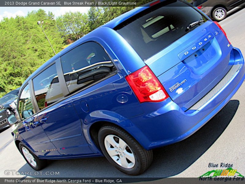 Blue Streak Pearl / Black/Light Graystone 2013 Dodge Grand Caravan SE
