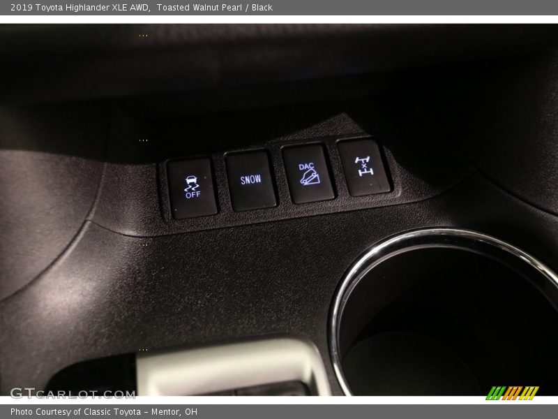 Toasted Walnut Pearl / Black 2019 Toyota Highlander XLE AWD