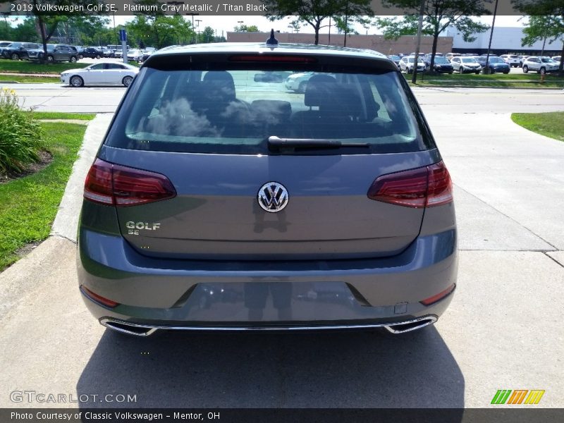 Platinum Gray Metallic / Titan Black 2019 Volkswagen Golf SE