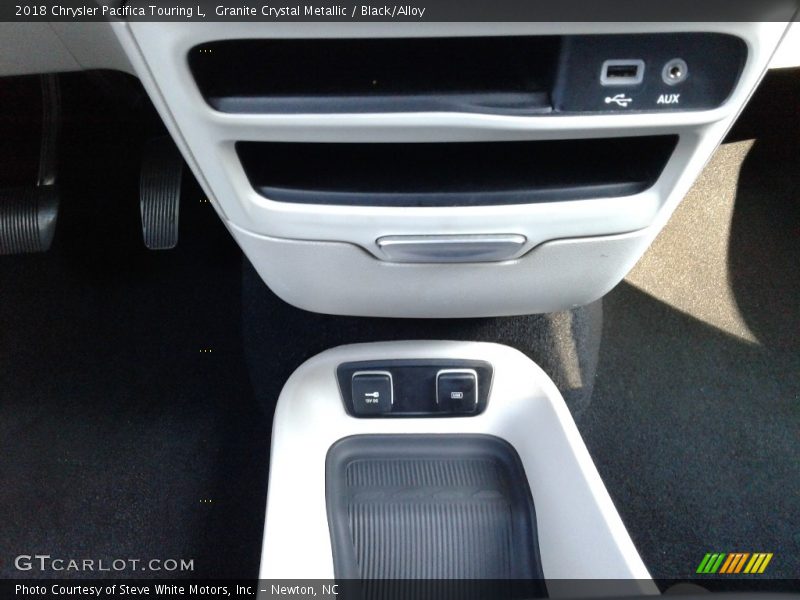 Granite Crystal Metallic / Black/Alloy 2018 Chrysler Pacifica Touring L