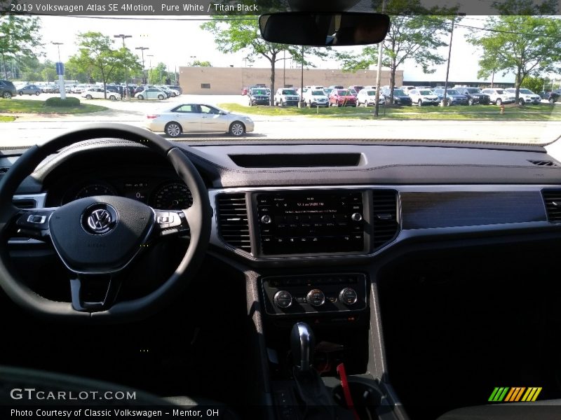 Pure White / Titan Black 2019 Volkswagen Atlas SE 4Motion
