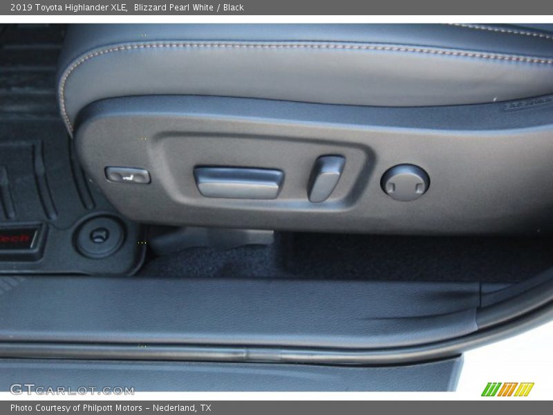 Blizzard Pearl White / Black 2019 Toyota Highlander XLE