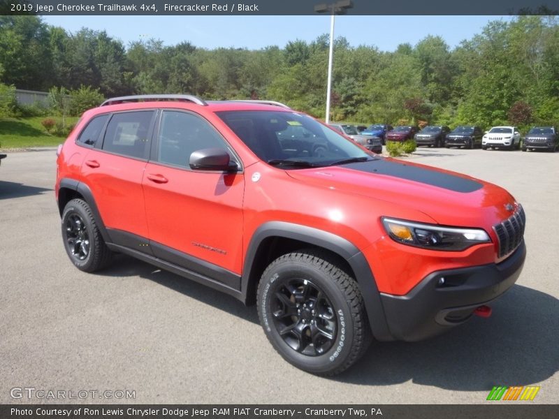 Front 3/4 View of 2019 Cherokee Trailhawk 4x4