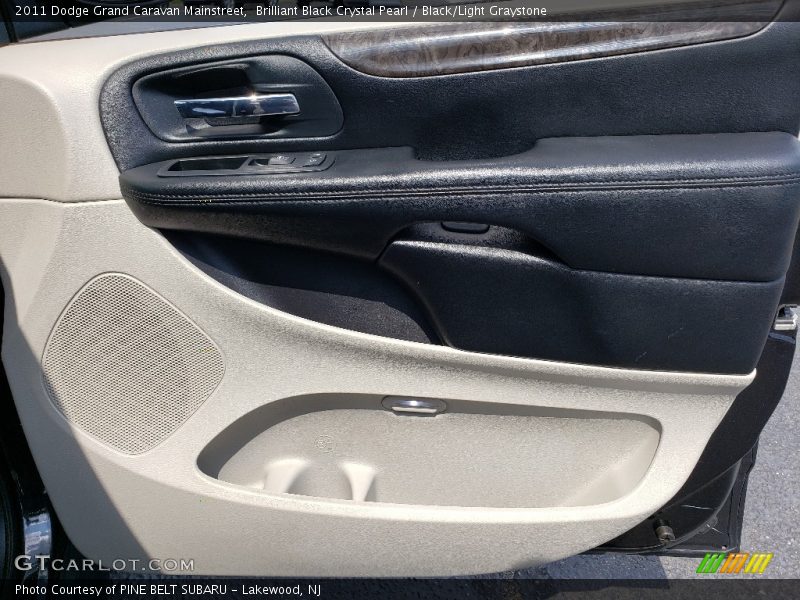 Brilliant Black Crystal Pearl / Black/Light Graystone 2011 Dodge Grand Caravan Mainstreet