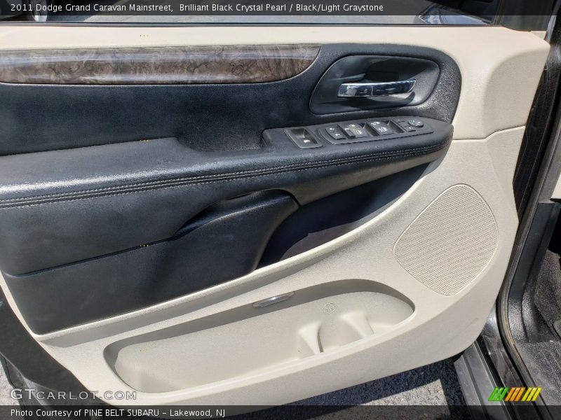 Brilliant Black Crystal Pearl / Black/Light Graystone 2011 Dodge Grand Caravan Mainstreet