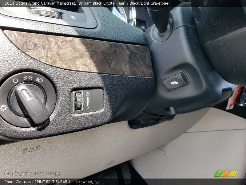 Brilliant Black Crystal Pearl / Black/Light Graystone 2011 Dodge Grand Caravan Mainstreet