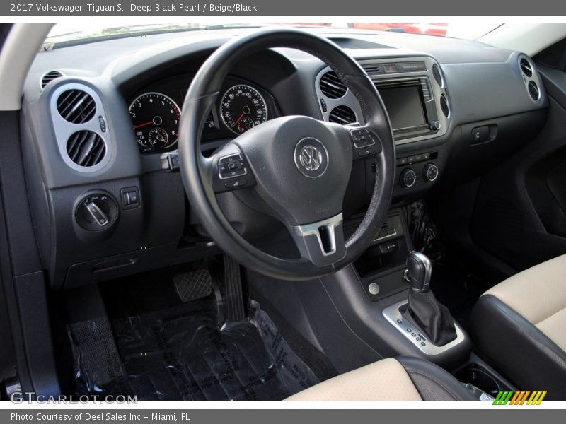 Deep Black Pearl / Beige/Black 2017 Volkswagen Tiguan S