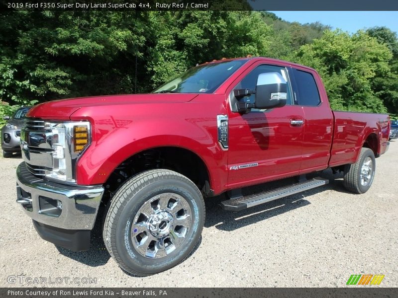 Front 3/4 View of 2019 F350 Super Duty Lariat SuperCab 4x4