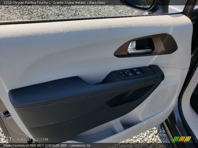 Granite Crystal Metallic / Black/Alloy 2019 Chrysler Pacifica Touring L