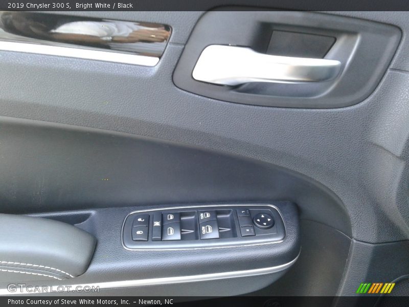 Bright White / Black 2019 Chrysler 300 S