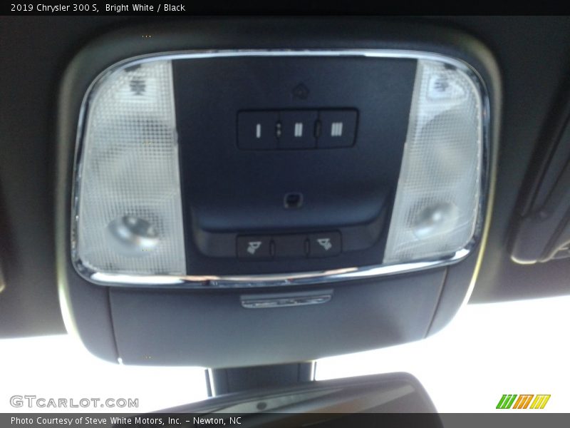 Bright White / Black 2019 Chrysler 300 S