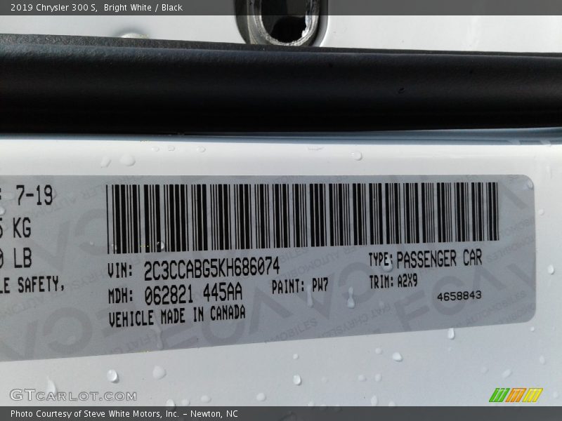Bright White / Black 2019 Chrysler 300 S