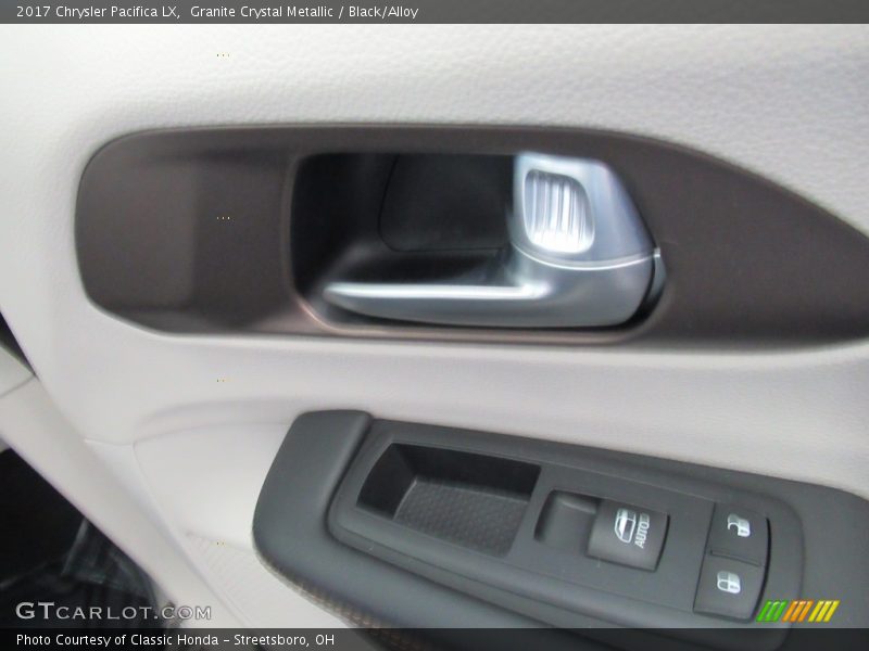 Granite Crystal Metallic / Black/Alloy 2017 Chrysler Pacifica LX
