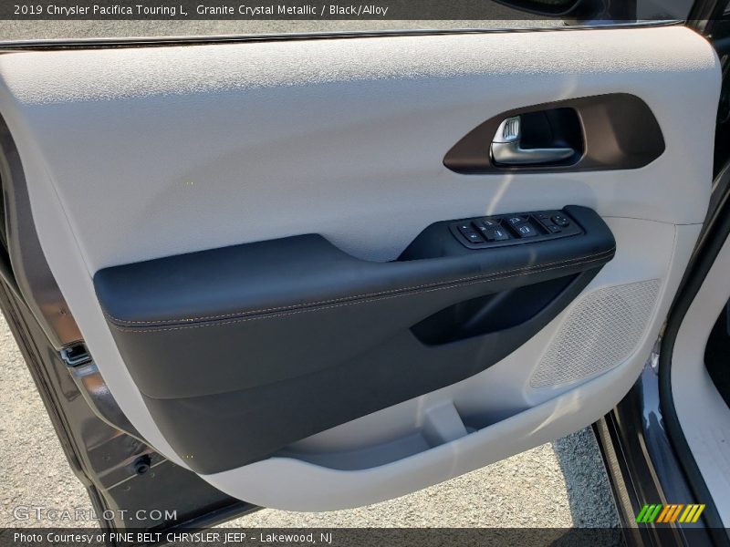 Granite Crystal Metallic / Black/Alloy 2019 Chrysler Pacifica Touring L