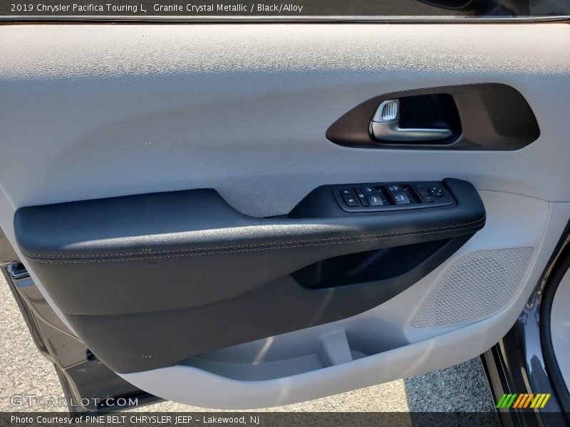 Granite Crystal Metallic / Black/Alloy 2019 Chrysler Pacifica Touring L