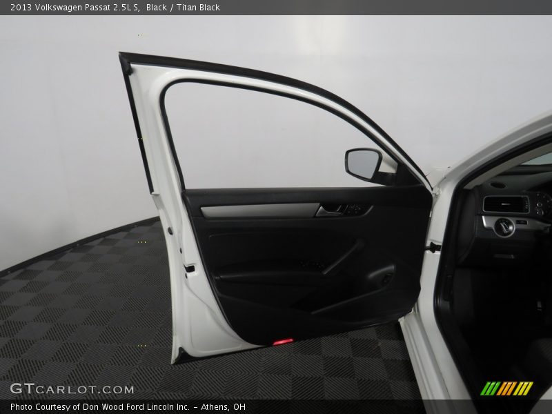 Black / Titan Black 2013 Volkswagen Passat 2.5L S