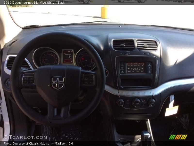 Vice White / Black 2019 Dodge Journey SE