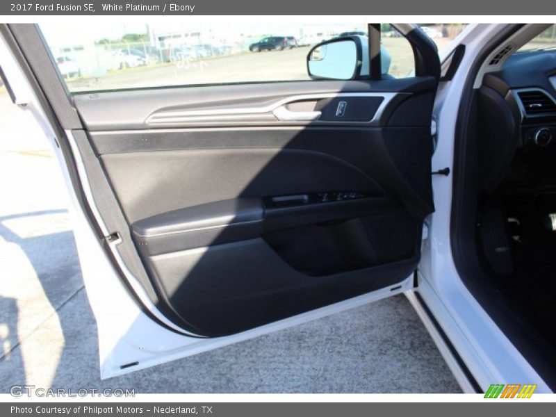 White Platinum / Ebony 2017 Ford Fusion SE