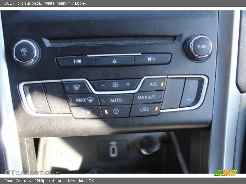 White Platinum / Ebony 2017 Ford Fusion SE