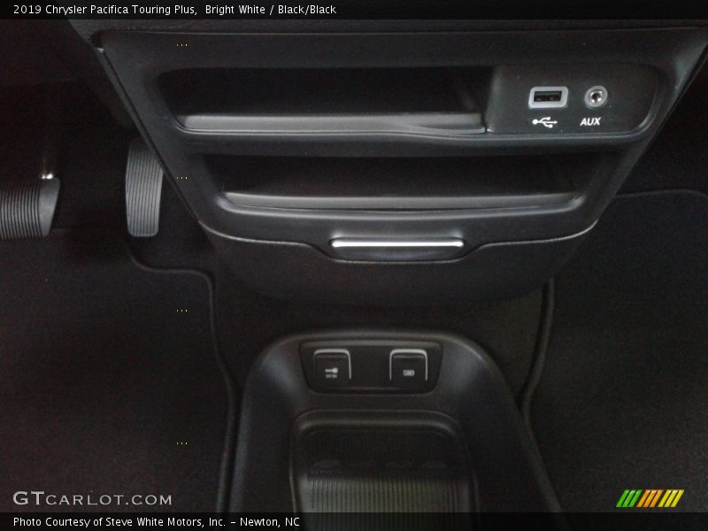 Bright White / Black/Black 2019 Chrysler Pacifica Touring Plus