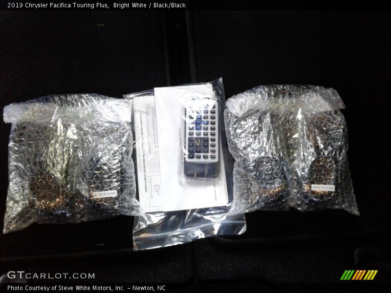Bright White / Black/Black 2019 Chrysler Pacifica Touring Plus