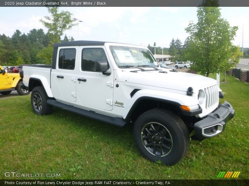 Front 3/4 View of 2020 Gladiator Overland 4x4