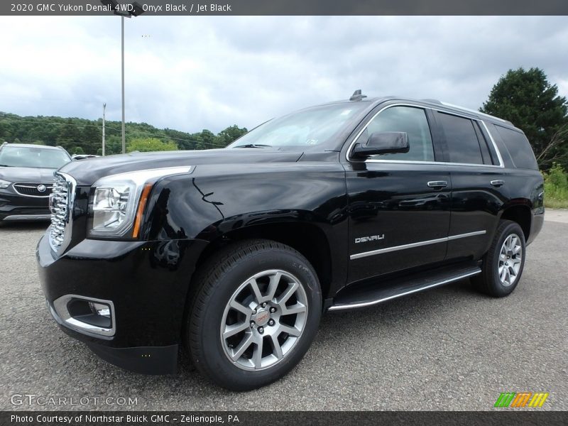 Front 3/4 View of 2020 Yukon Denali 4WD