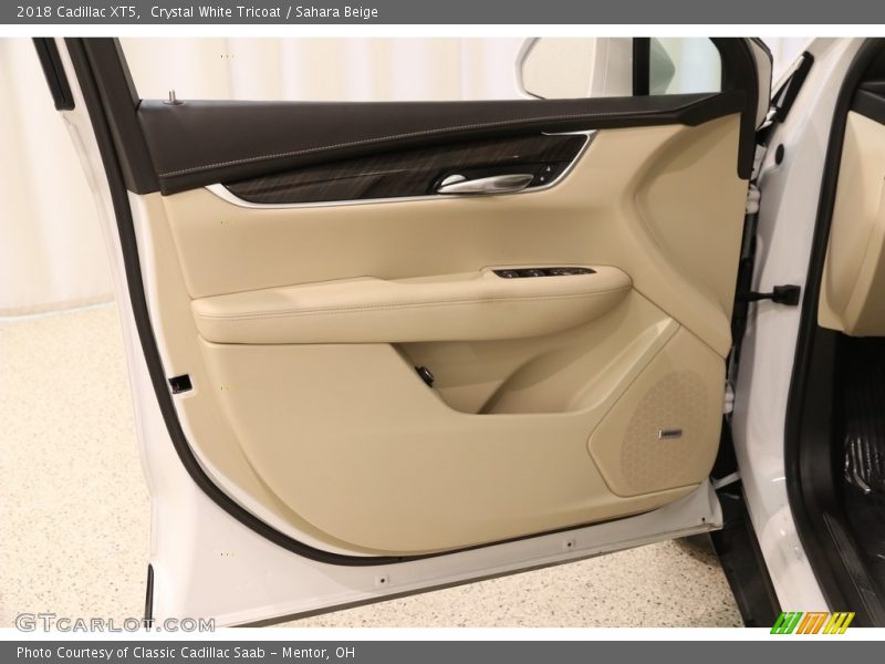 Crystal White Tricoat / Sahara Beige 2018 Cadillac XT5