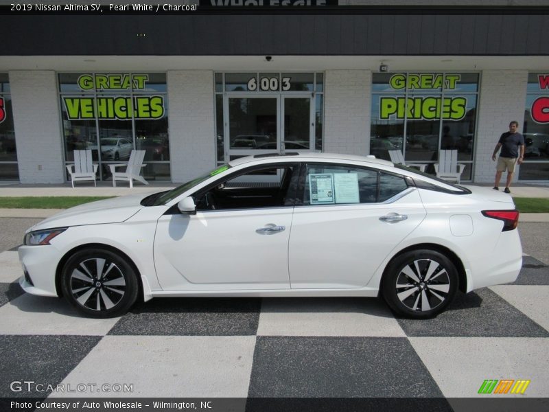 Pearl White / Charcoal 2019 Nissan Altima SV