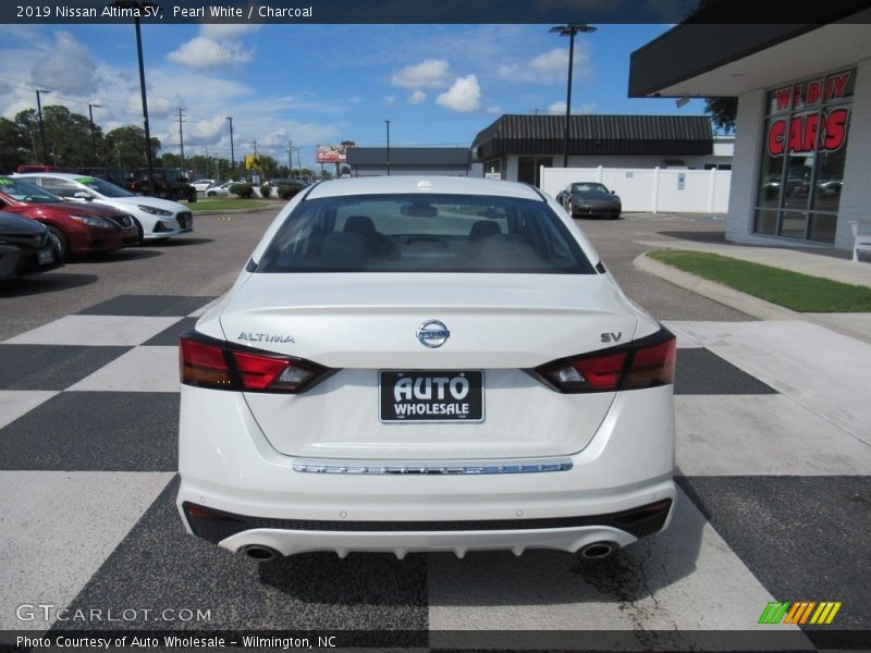 Pearl White / Charcoal 2019 Nissan Altima SV
