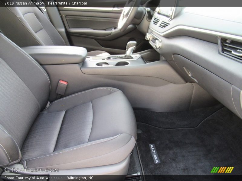 Pearl White / Charcoal 2019 Nissan Altima SV
