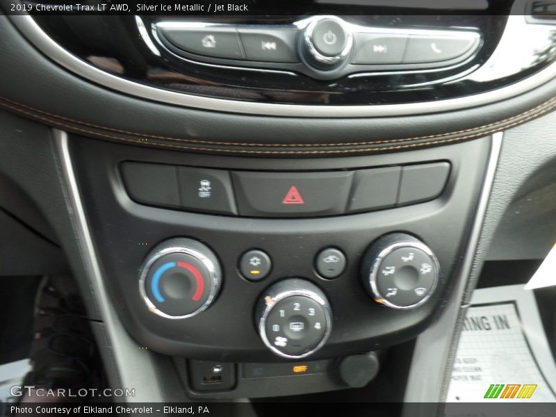 Silver Ice Metallic / Jet Black 2019 Chevrolet Trax LT AWD
