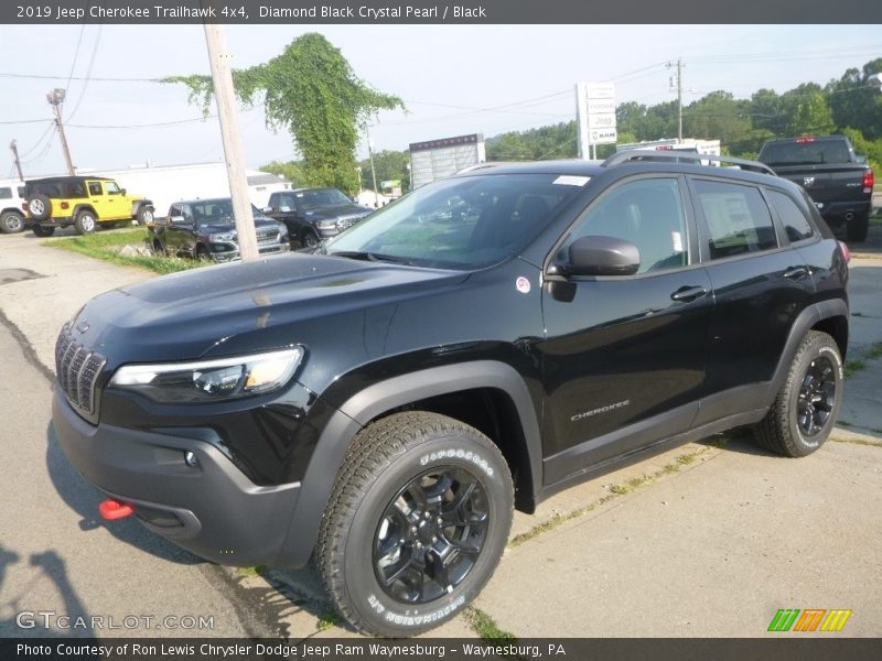 Front 3/4 View of 2019 Cherokee Trailhawk 4x4