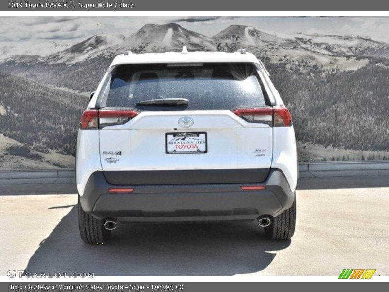 Super White / Black 2019 Toyota RAV4 XLE