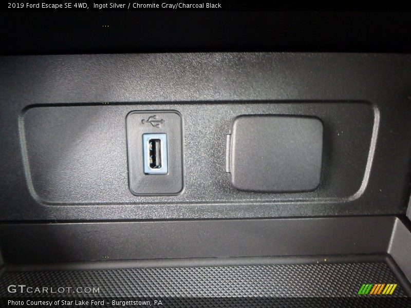 Ingot Silver / Chromite Gray/Charcoal Black 2019 Ford Escape SE 4WD
