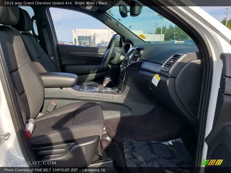 Bright White / Black 2019 Jeep Grand Cherokee Upland 4x4