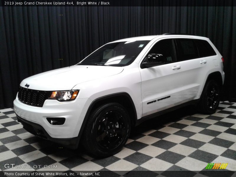 Bright White / Black 2019 Jeep Grand Cherokee Upland 4x4