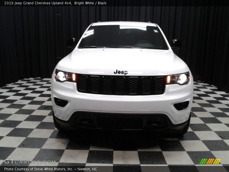 Bright White / Black 2019 Jeep Grand Cherokee Upland 4x4
