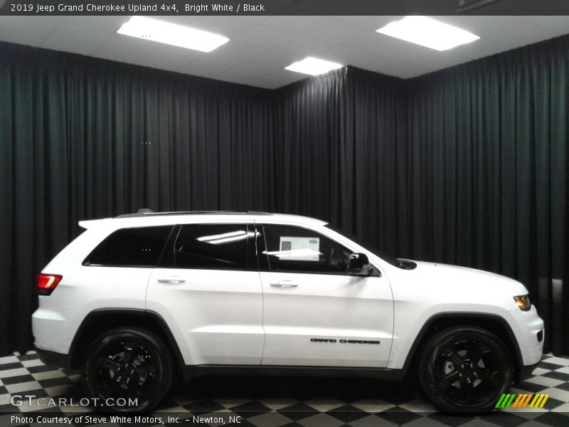 Bright White / Black 2019 Jeep Grand Cherokee Upland 4x4